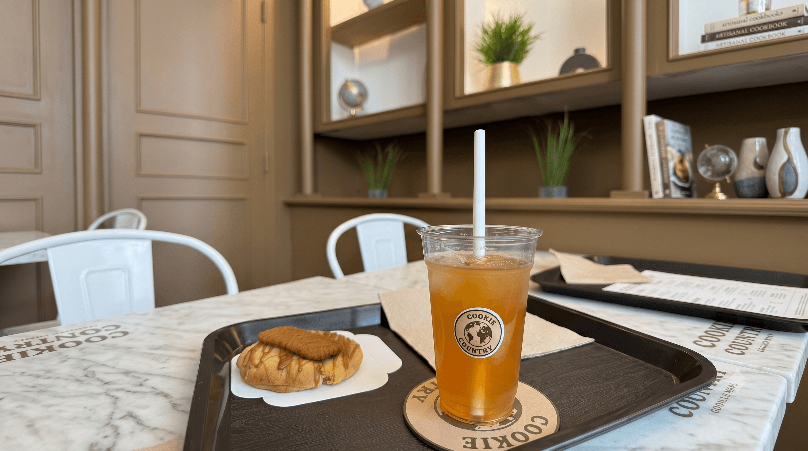 Cookie et thé glacé Cookie Country sur une table en marbre